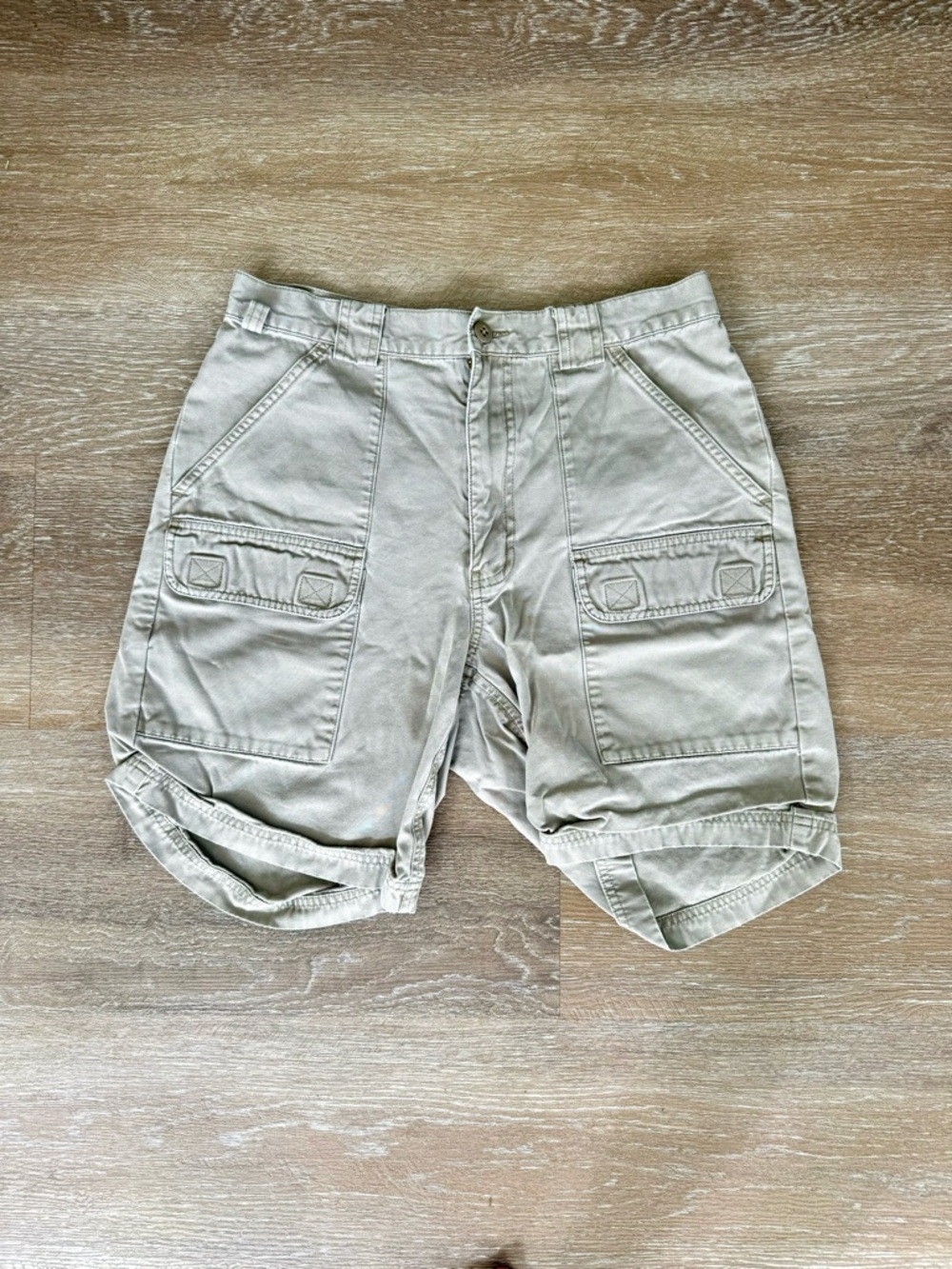 Eddie Bauer Cargo Shorts in Light Khaki Men's Size Medium